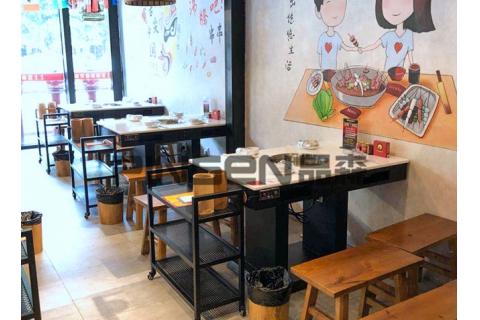 如何選擇火鍋?zhàn)缽S家來定制火鍋?zhàn)溃?><div><h3>如何選擇火鍋?zhàn)缽S家來定制火鍋?zhàn)溃?/h3><p>       也許你是一個(gè)新開張的火鍋店店主，也許你是一個(gè)家具設(shè)計(jì)師……那么，你是否還在為選擇什么樣的火鍋?zhàn)酪味鵁溃磕闶欠襁€在為市面上火鍋店桌椅的大小尺寸和您的房子大小不...</p><p>2019-11-12</p></div></a></li><li><a href=
